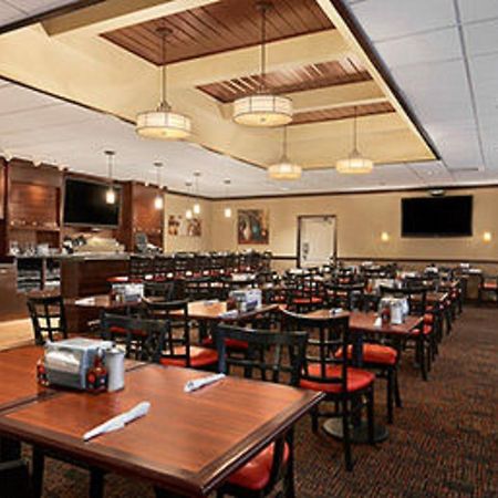 Ramada Burlington Hotel And Conference Center المظهر الخارجي الصورة