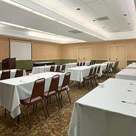 Ramada Burlington Hotel And Conference Center المظهر الخارجي الصورة