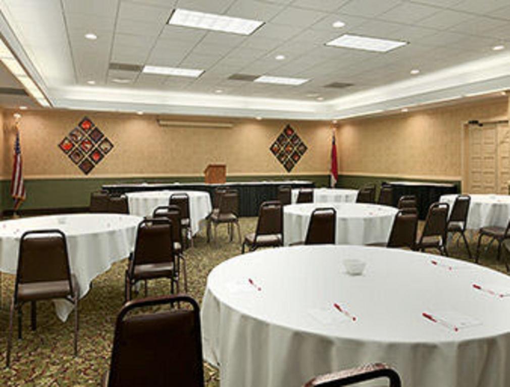 Ramada Burlington Hotel And Conference Center المظهر الخارجي الصورة