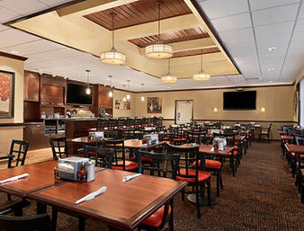 Ramada Burlington Hotel And Conference Center المظهر الخارجي الصورة