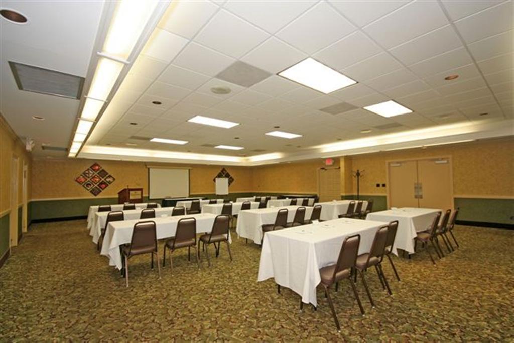 Ramada Burlington Hotel And Conference Center المظهر الخارجي الصورة