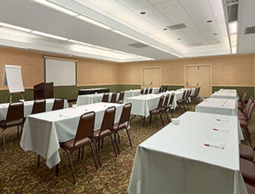 Ramada Burlington Hotel And Conference Center المظهر الخارجي الصورة
