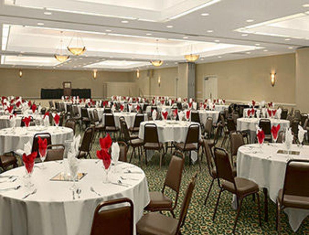 Ramada Burlington Hotel And Conference Center المظهر الخارجي الصورة
