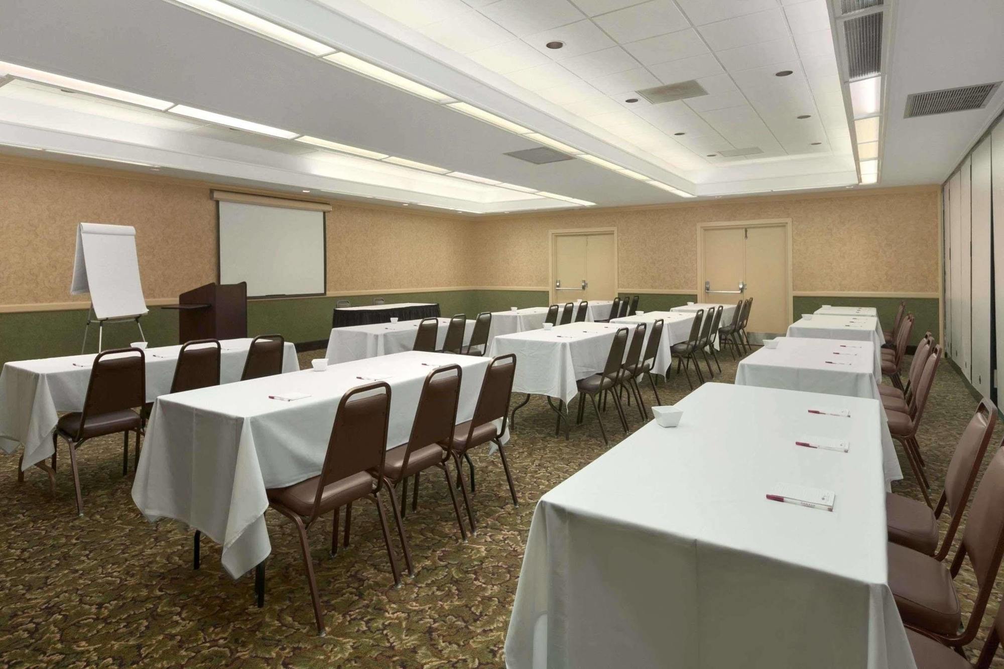 Ramada Burlington Hotel And Conference Center المظهر الخارجي الصورة