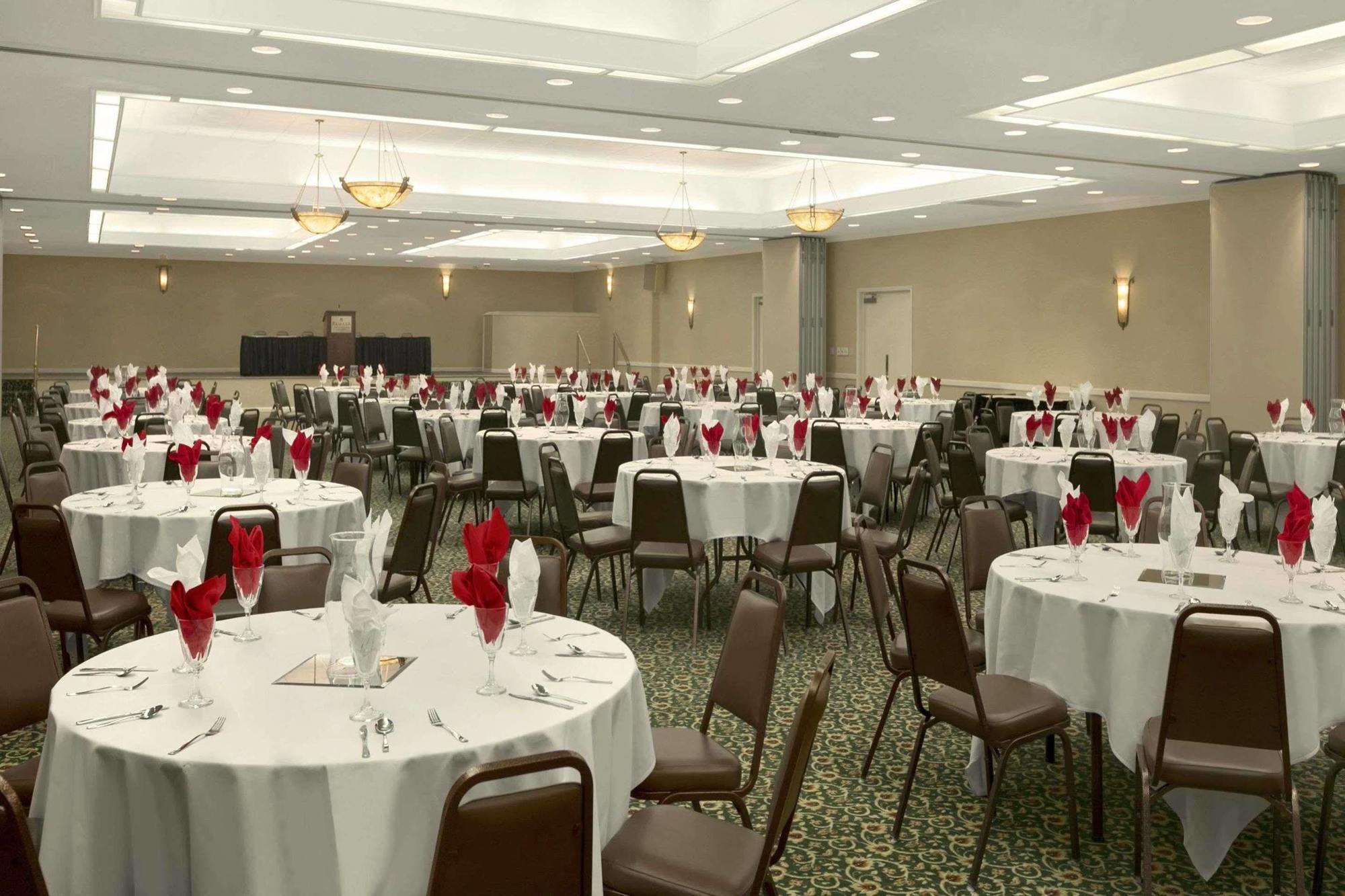 Ramada Burlington Hotel And Conference Center المظهر الخارجي الصورة