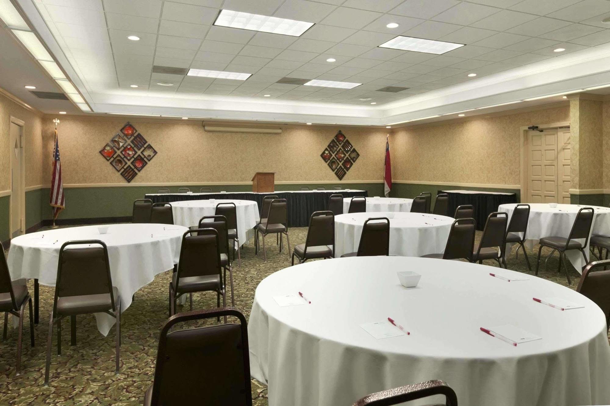 Ramada Burlington Hotel And Conference Center المظهر الخارجي الصورة