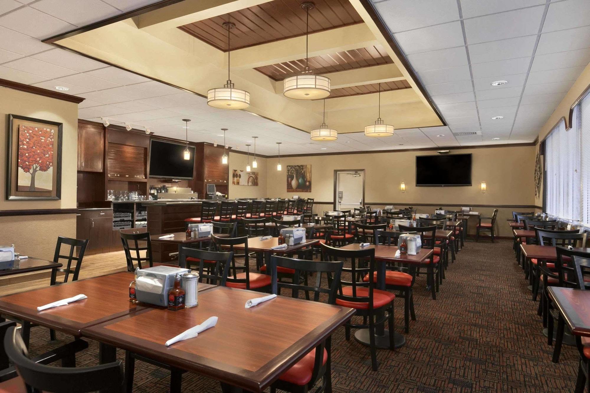 Ramada Burlington Hotel And Conference Center المظهر الخارجي الصورة