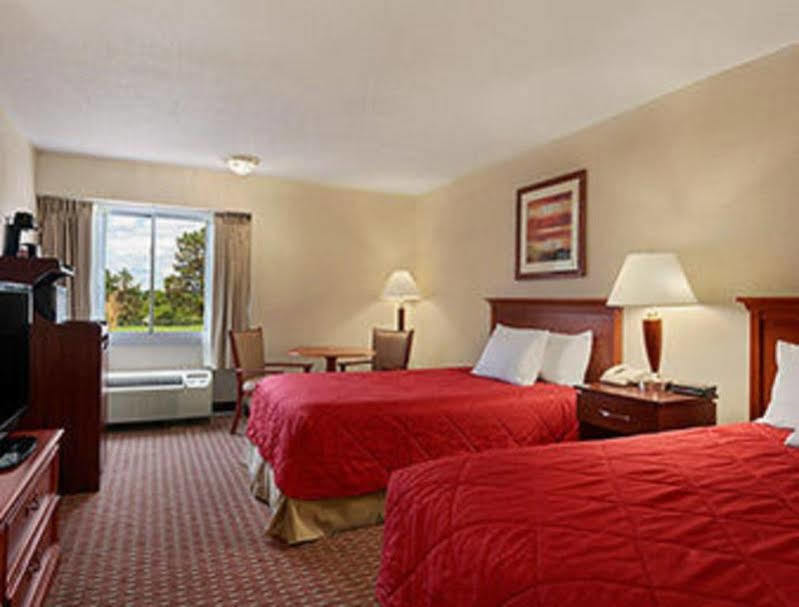 Ramada Burlington Hotel And Conference Center المظهر الخارجي الصورة