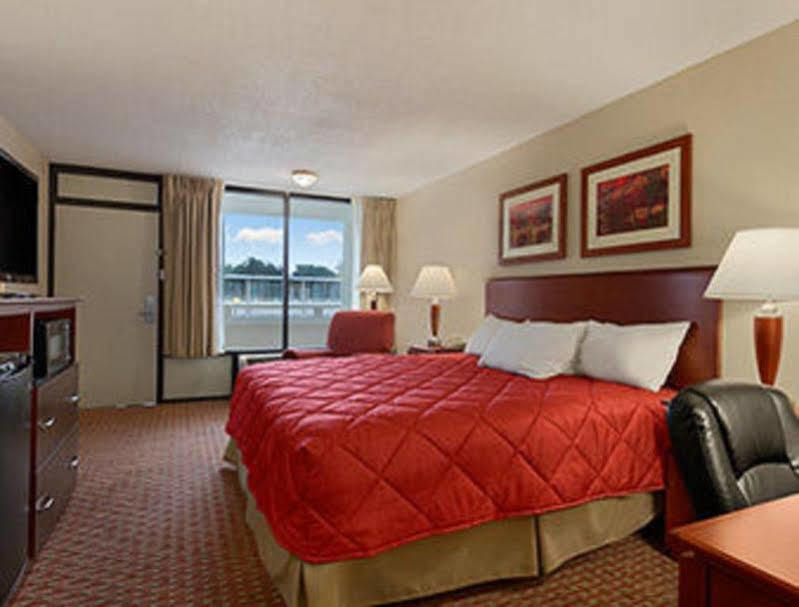 Ramada Burlington Hotel And Conference Center المظهر الخارجي الصورة